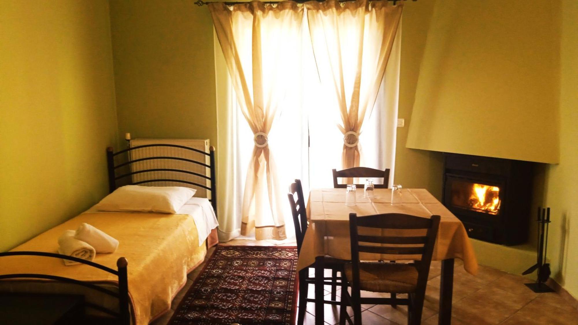 Guesthouse Eleftherios كالافريتا المظهر الخارجي الصورة