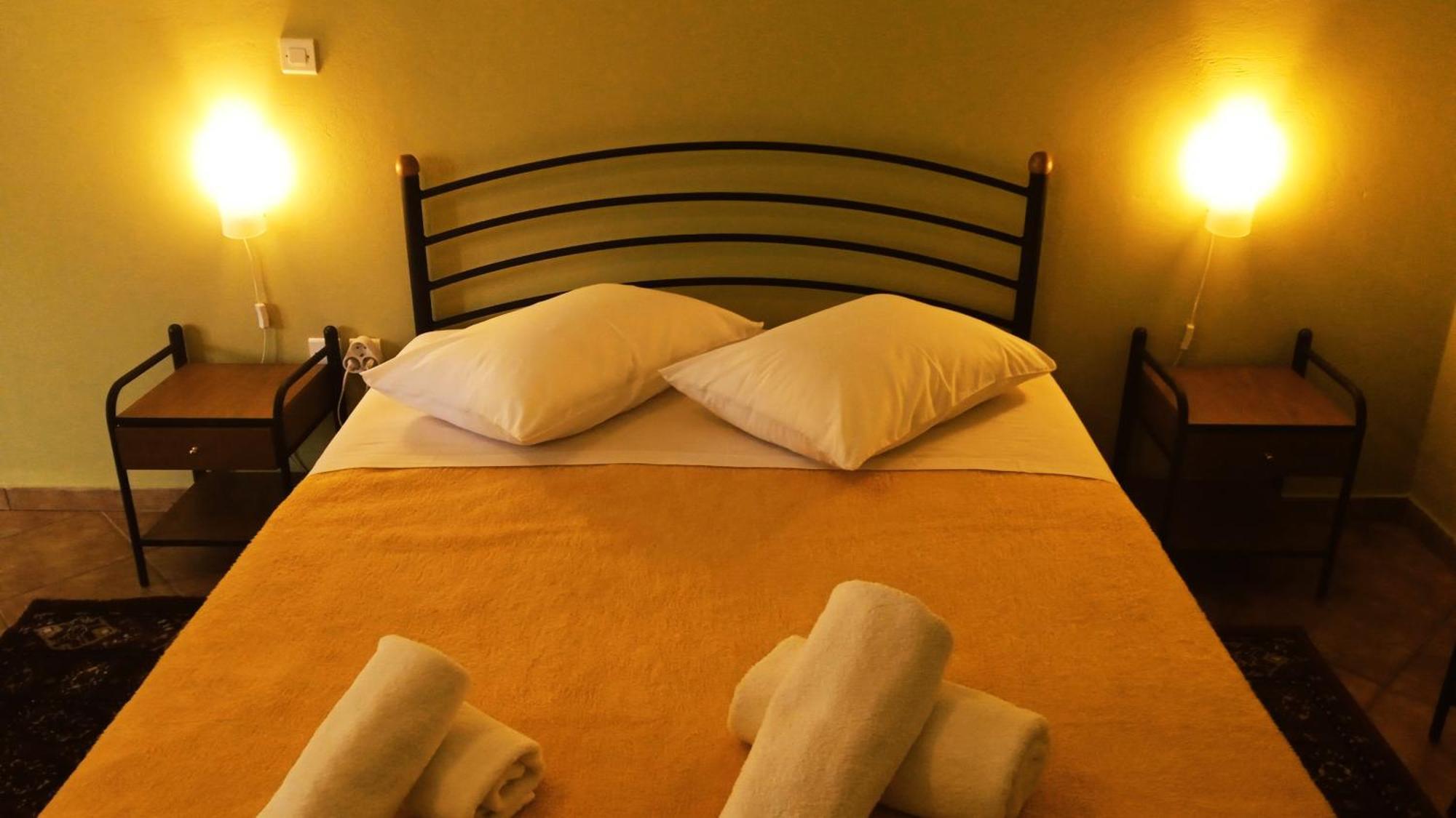 Guesthouse Eleftherios كالافريتا المظهر الخارجي الصورة